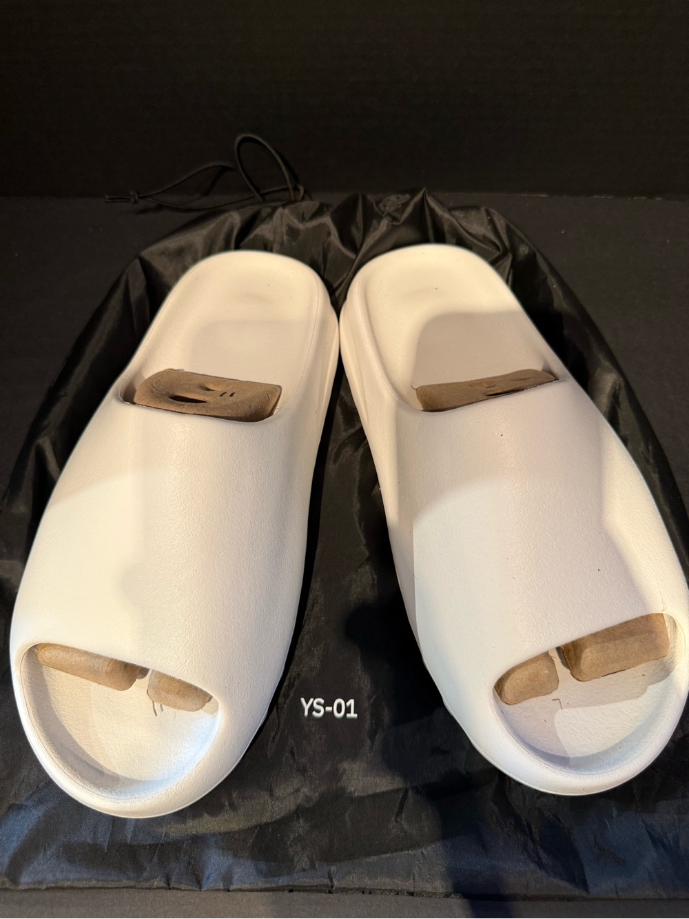 Unreleased White NOT CREAM YS-01 Yeezy Men’s Slide Sandals with bag, size 11M